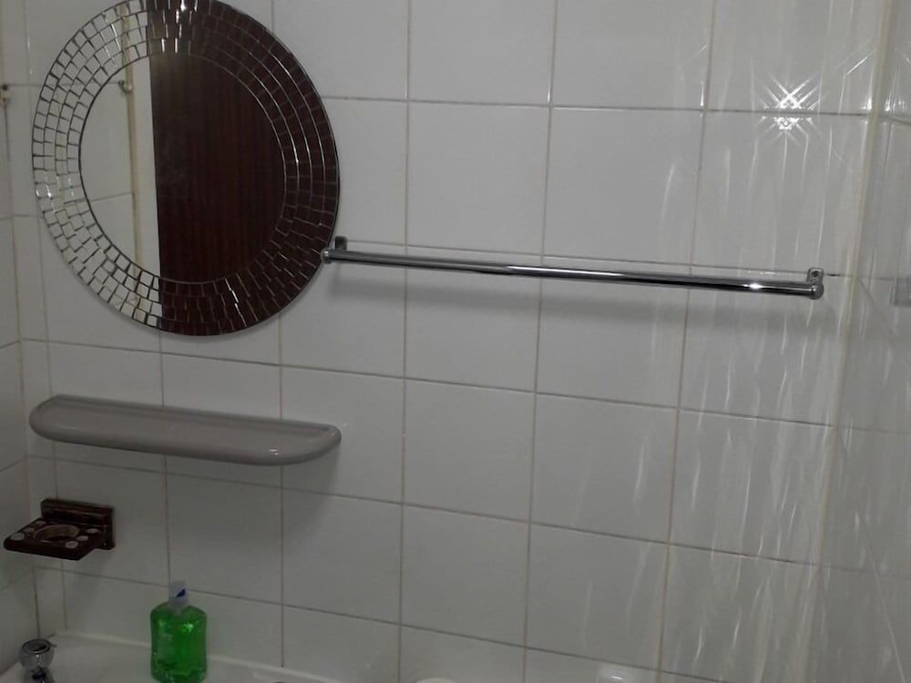 Belroy Hotel Basic Double Room, Ensuite (small Double) 2