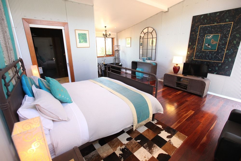 The Studio Yarra Valley Romantic Villa, 1 King Bed, Bathtub, Valley View 2