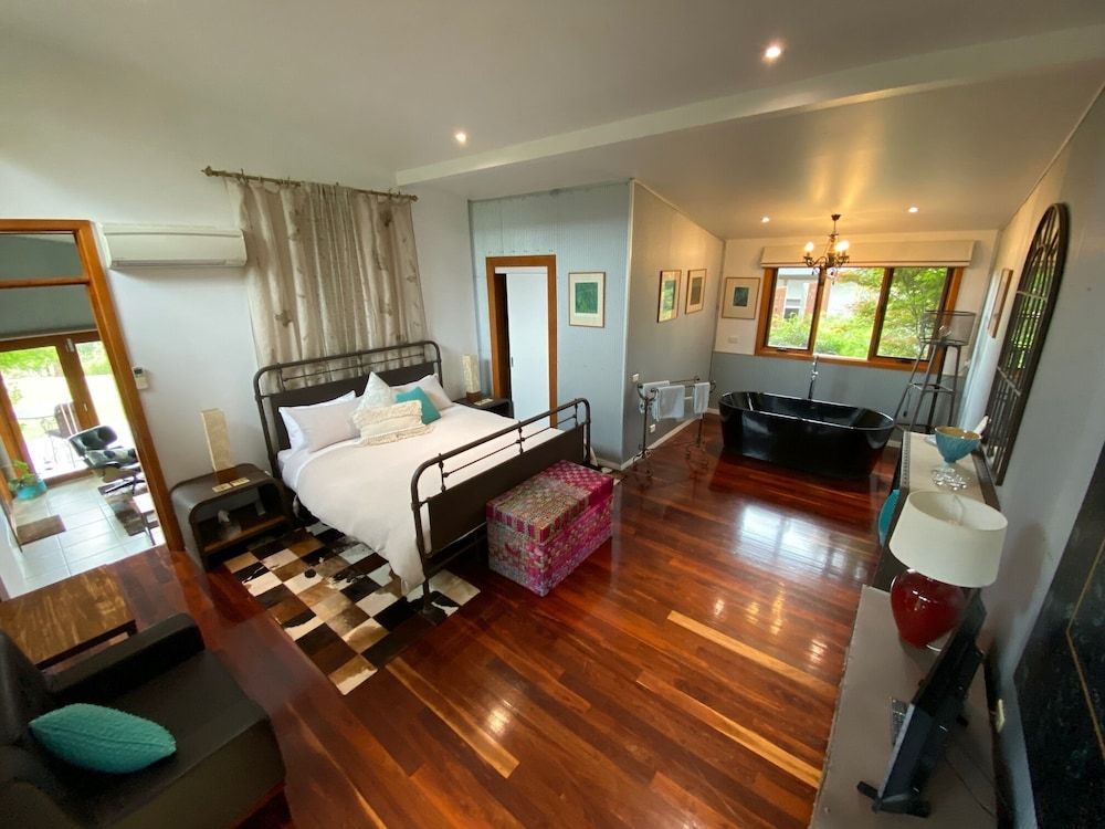 The Studio Yarra Valley Romantic Villa, 1 King Bed, Bathtub, Valley View 3