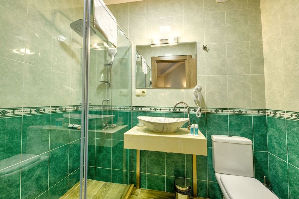 Link Hotel Tbilisi Deluxe Double Room, Balcony 3