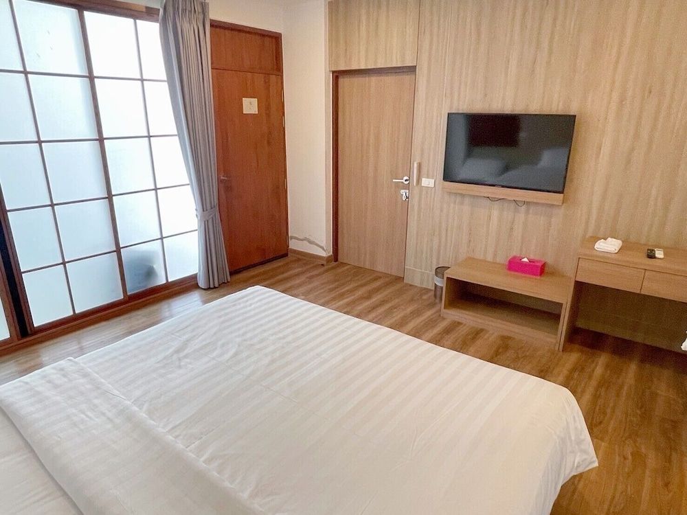 undefined Four O'clock Hotel 3