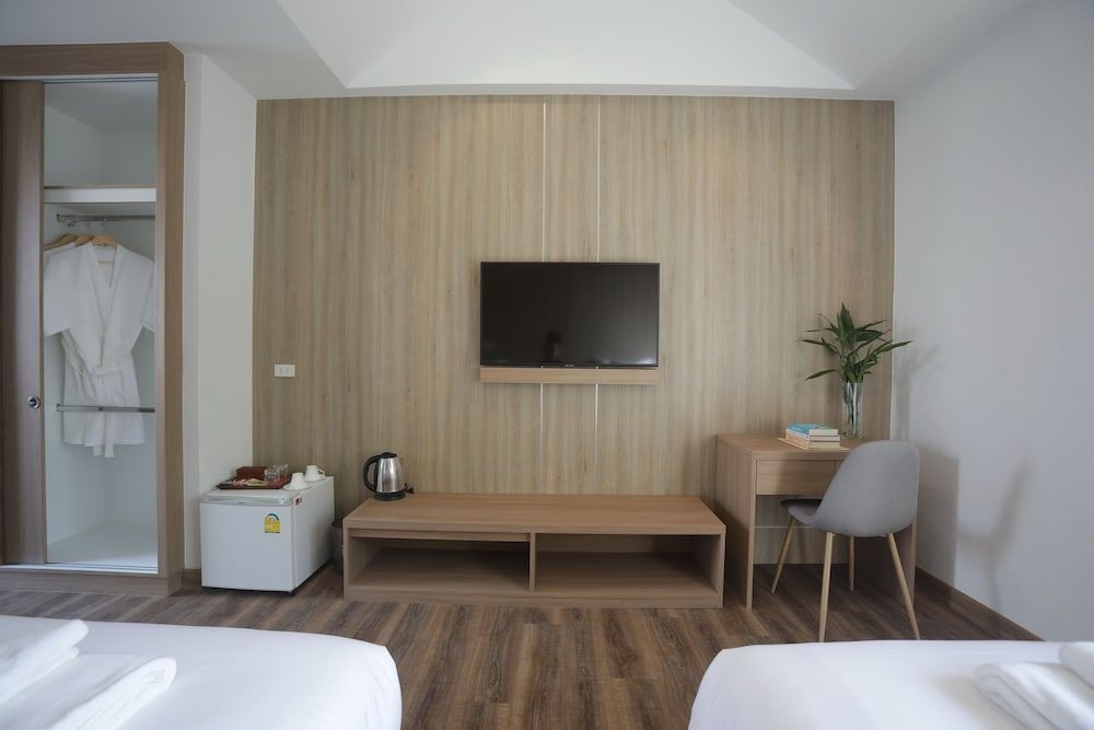 undefined Four O'clock Hotel 10