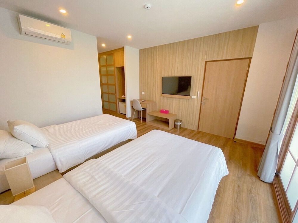 undefined Four O'clock Hotel 2