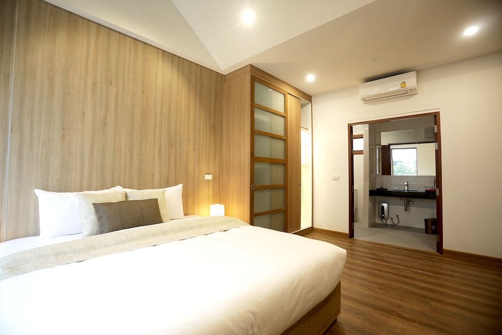 undefined Four O'clock Hotel 4