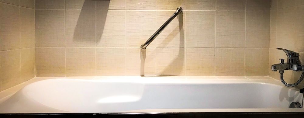 Deep Soaking Bathtub