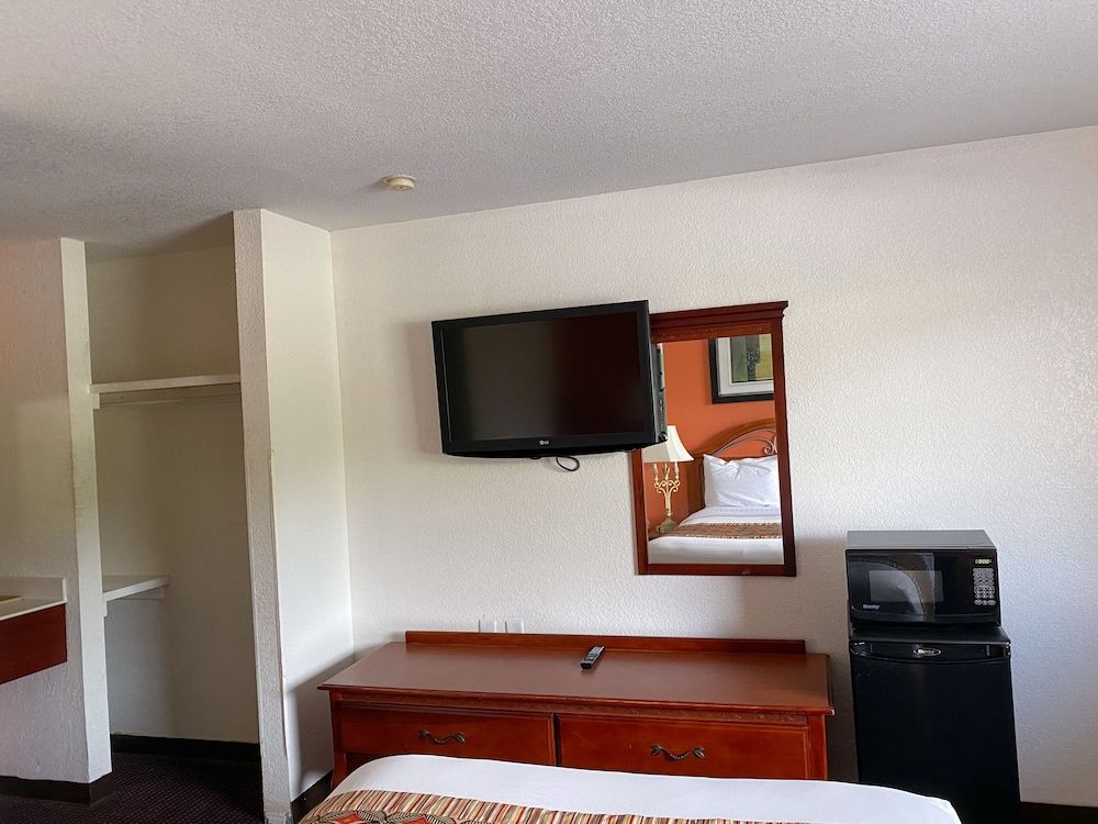 Royal Inn Richmond Hill- Savannah I-95 Basic Single Room, 1 Large Twin Bed 4