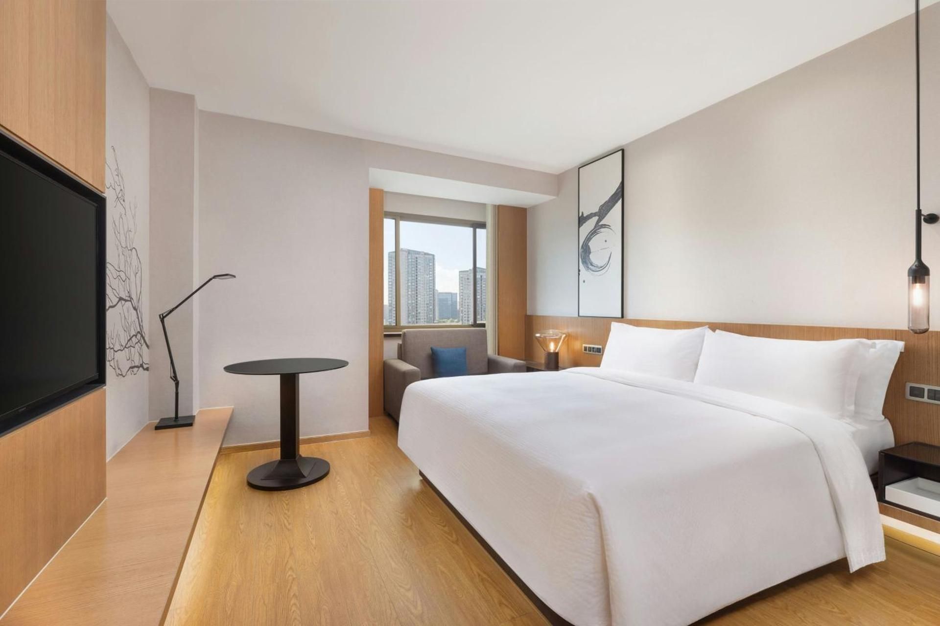 Deluxe, Guest room, 1 King, City view