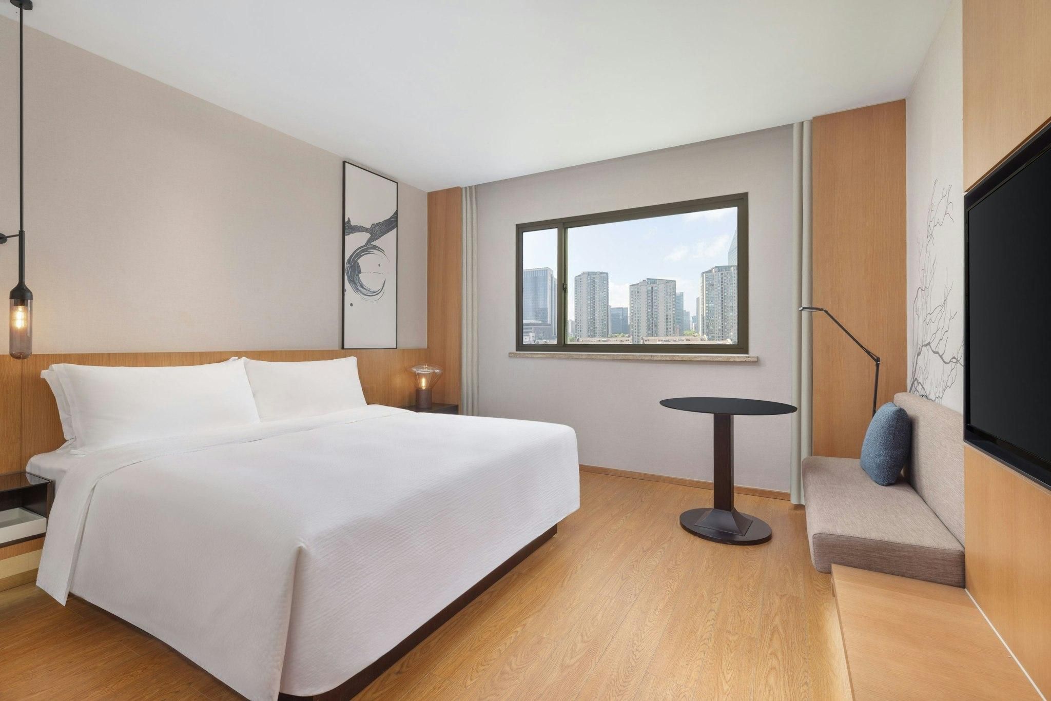 Deluxe, Guest room, 1 King, City view