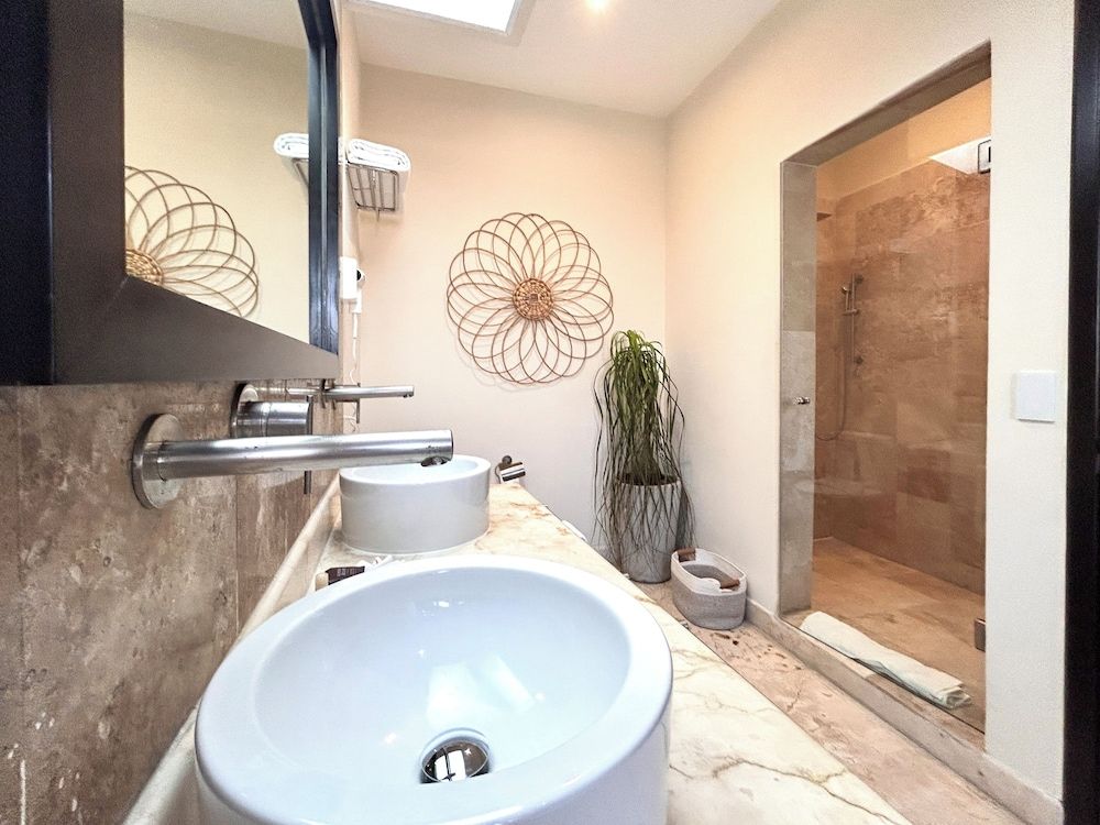 El Faro 403 SURF Deluxe Room, 1 Bedroom, Kitchen, Beachside 5