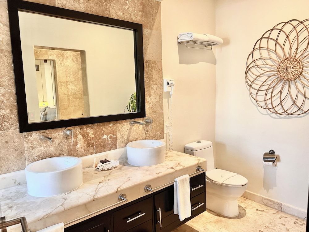 El Faro 403 SURF Deluxe Room, 1 Bedroom, Kitchen, Beachside 6