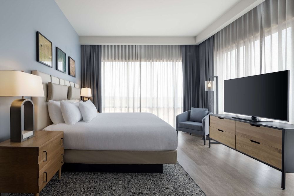 Suite, 1 King Bed, Corner (Tower View)