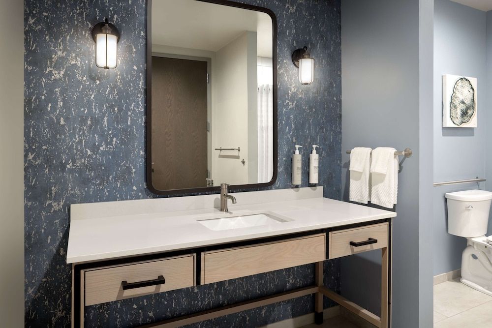 Room, 2 Queen Beds, Accessible (2 Room,Mobility&Hearing,Roll-inShower)