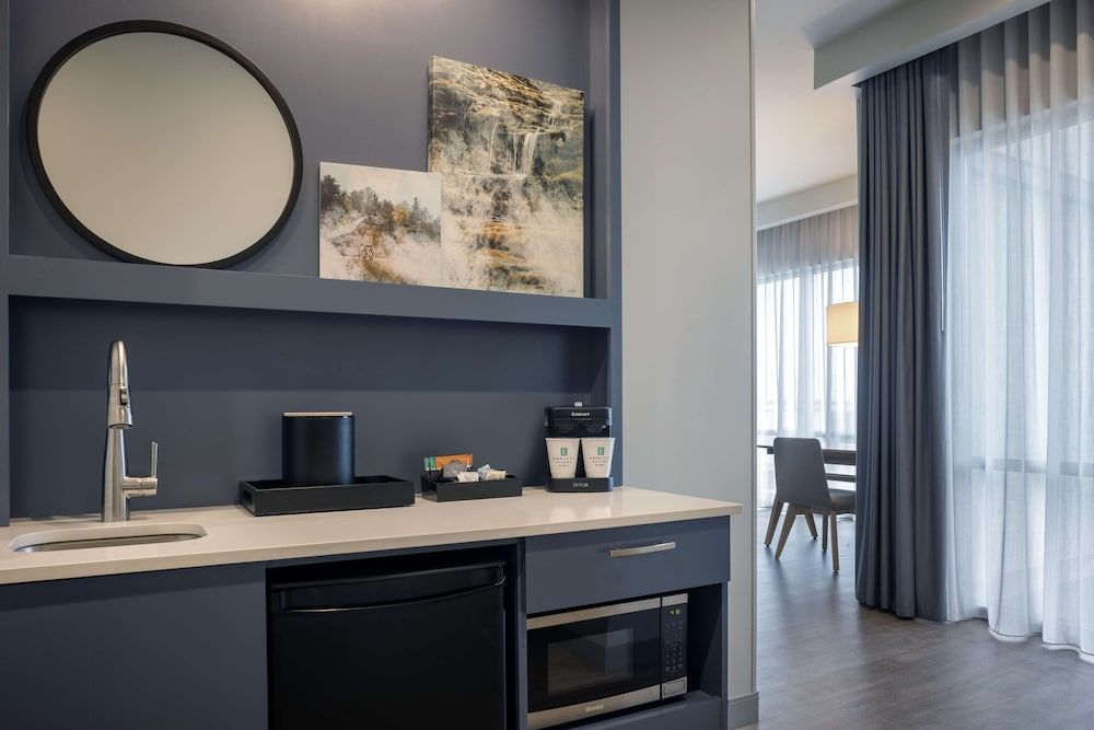 Suite, 1 King Bed, City View, Corner