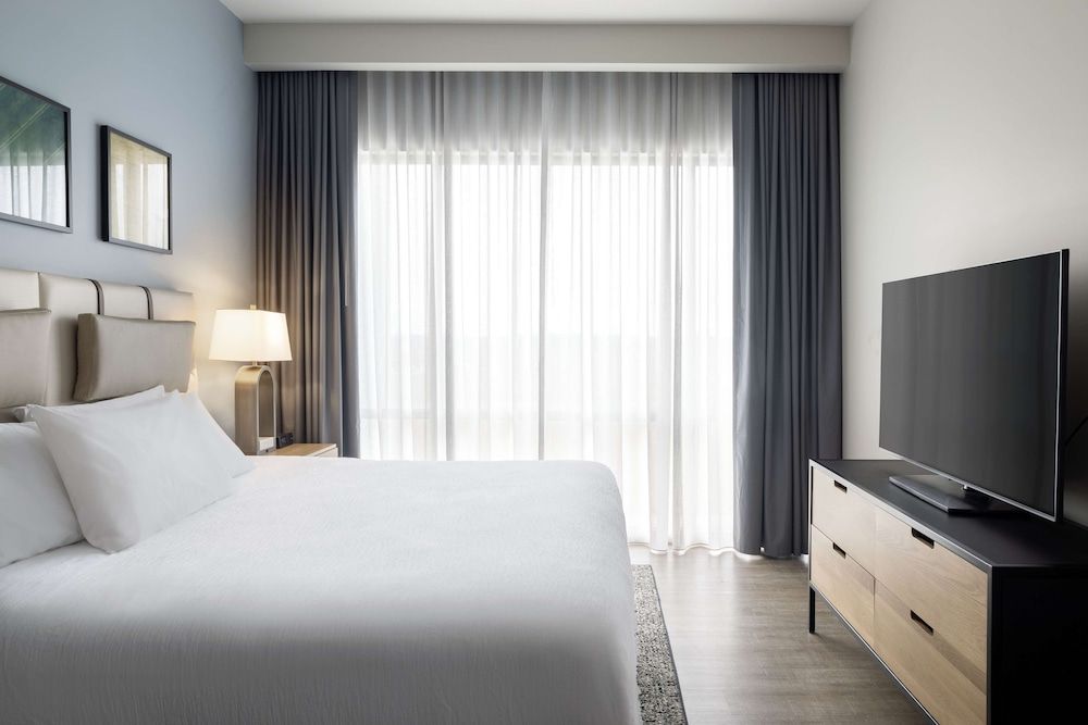 Suite, 1 King Bed, Corner (2 Room)