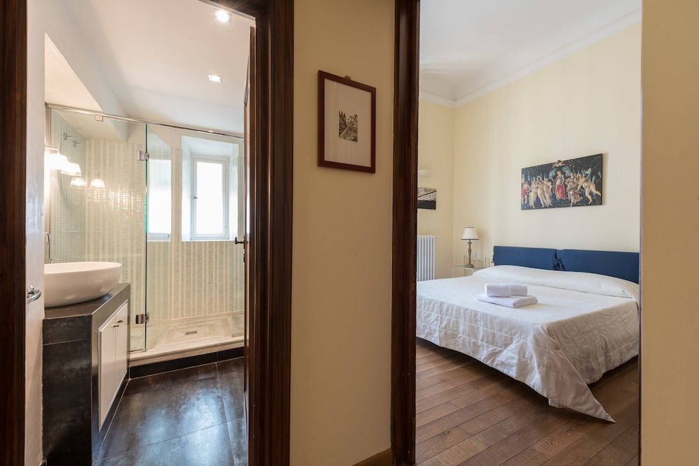 Charming 2bed Apt Overlooking Duomo Apartment, 2 Bedrooms 5