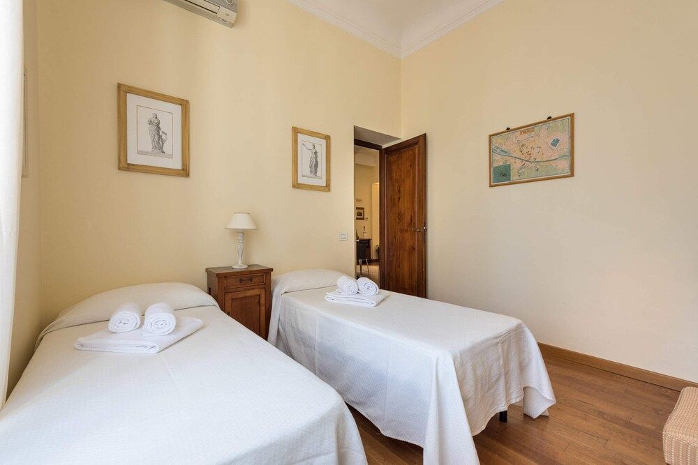 Charming 2bed Apt Overlooking Duomo Apartment, 2 Bedrooms 6