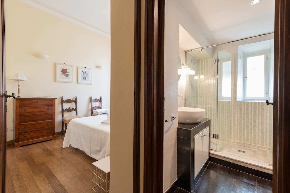 Charming 2bed Apt Overlooking Duomo Apartment, 2 Bedrooms 28