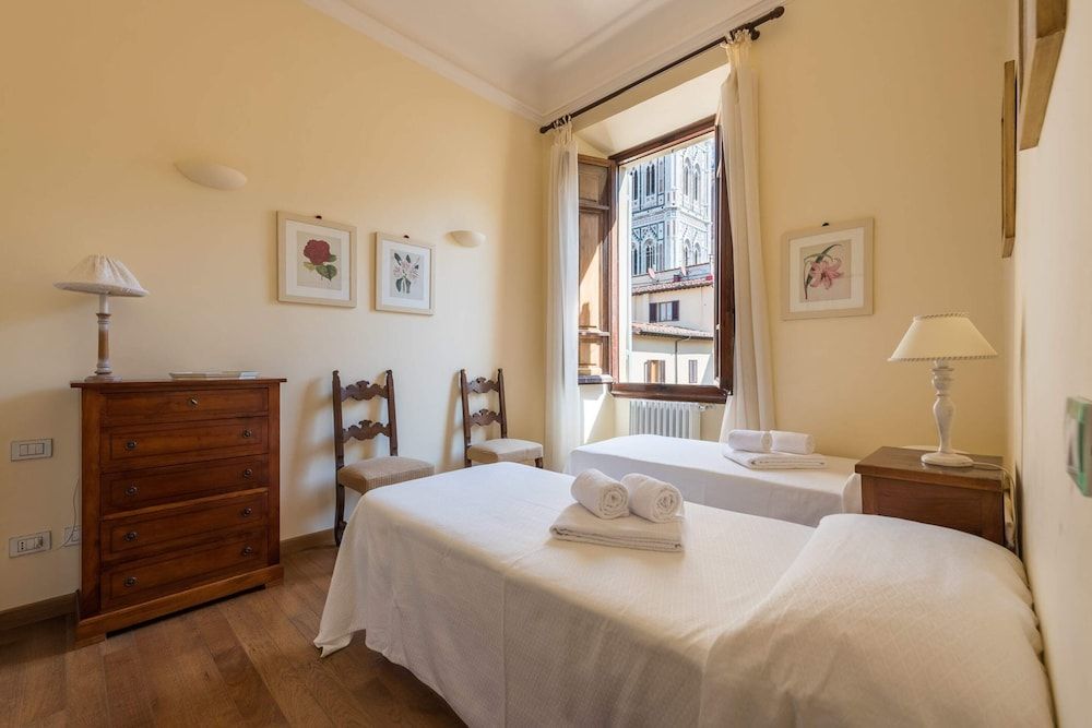 Charming 2bed Apt Overlooking Duomo Apartment, 2 Bedrooms 9