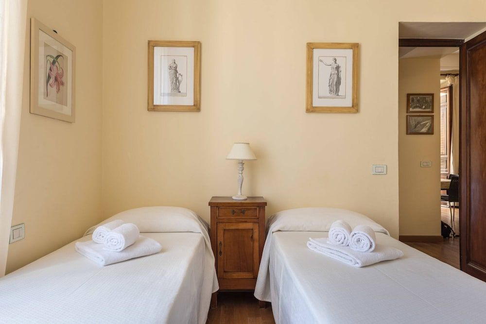 Charming 2bed Apt Overlooking Duomo Apartment, 2 Bedrooms 7