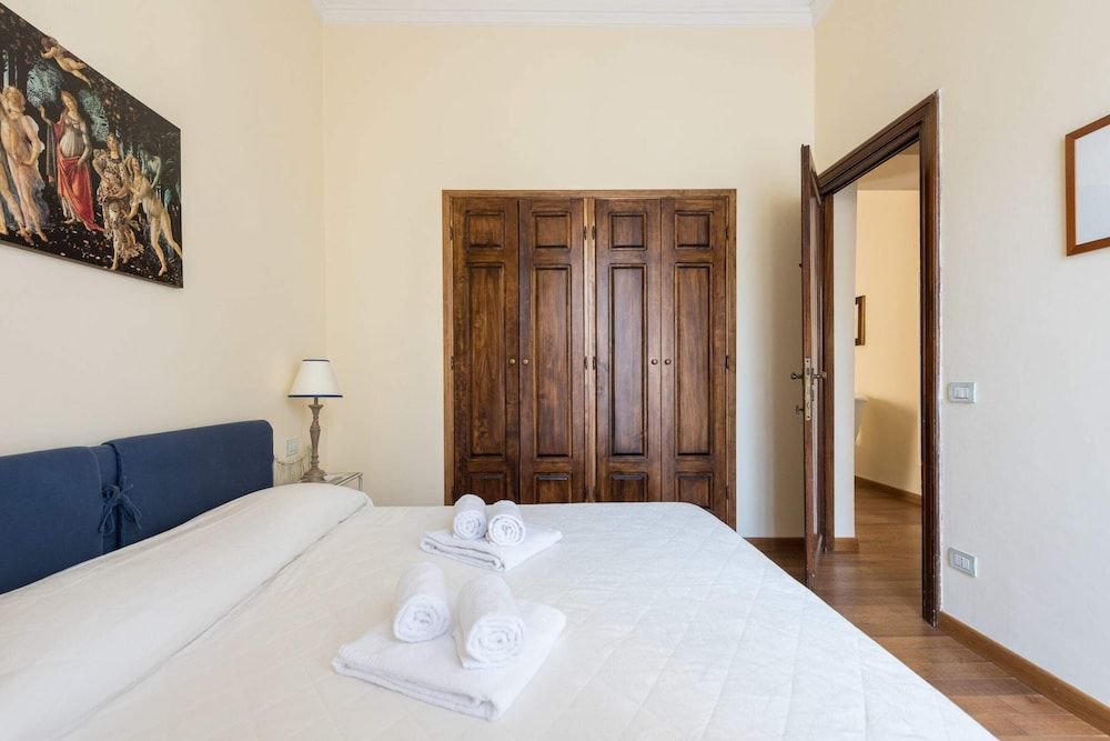 Charming 2bed Apt Overlooking Duomo Apartment, 2 Bedrooms 13