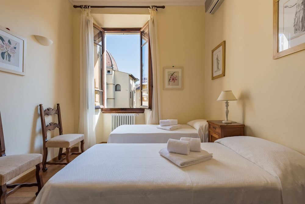 Charming 2bed Apt Overlooking Duomo Apartment, 2 Bedrooms 10