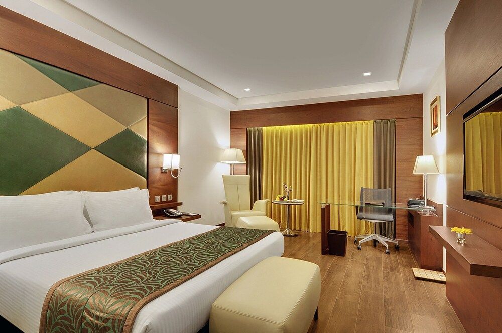 Executive Pool View Room