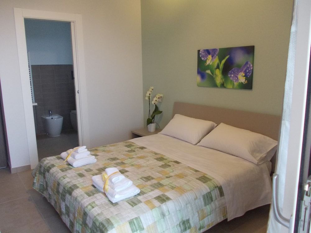 Villa Lauro Luxury B&B Standard Double or Twin Room, Balcony, Pool View 4