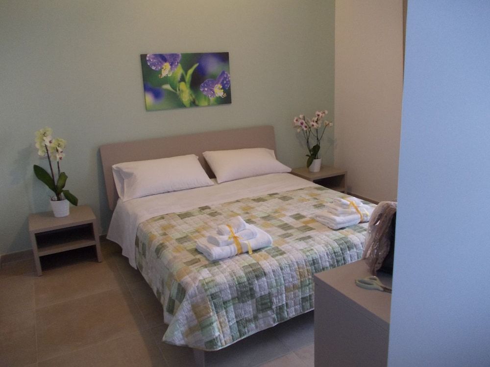 Villa Lauro Luxury B&B Standard Double or Twin Room, Balcony, Pool View 2