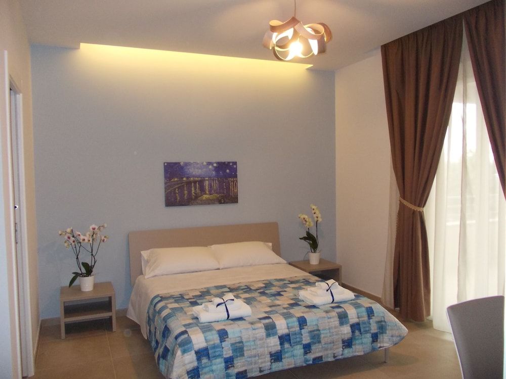 Villa Lauro Luxury B&B Standard Double or Twin Room, Balcony, Pool View 3