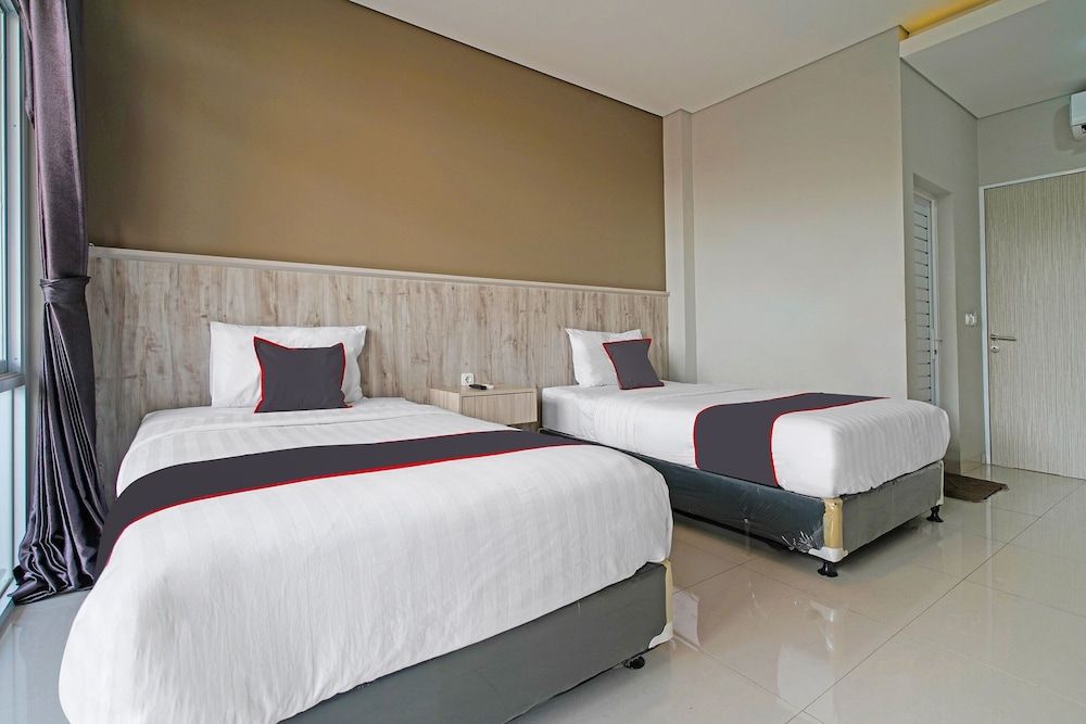 Capital O 1898 Louise Place Superior Twin Room 2