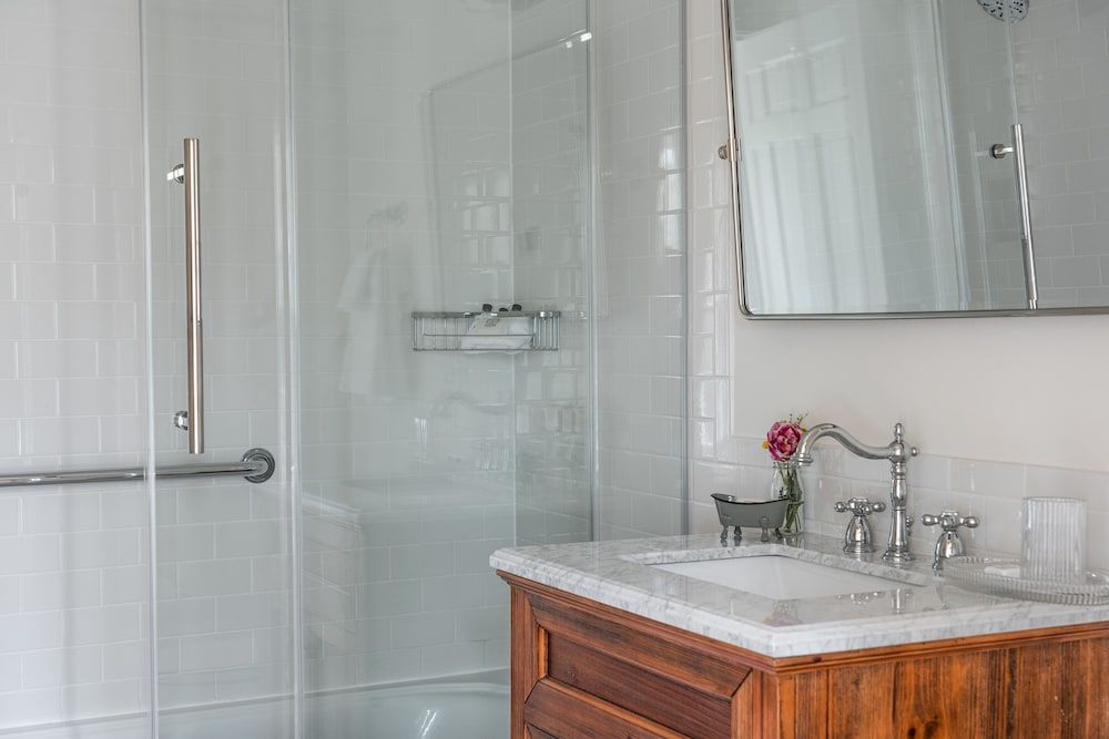 The Millbrook Inn Luxury Room 3 - The William, 1 King Bed, Bathtub 3