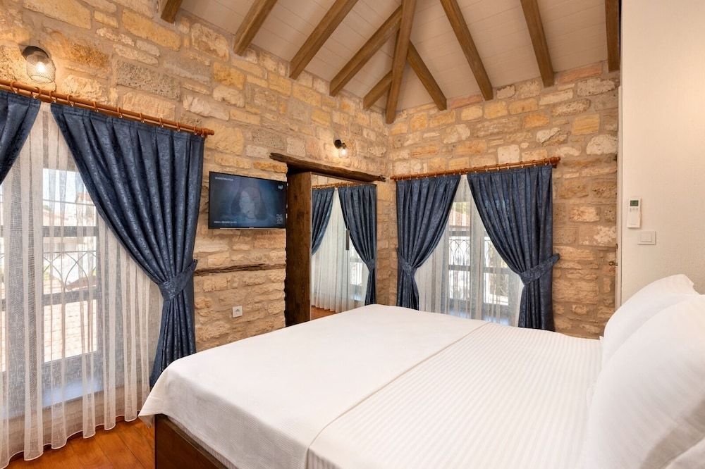 Family Room, 1 King Bed, Non Smoking, Courtyard View