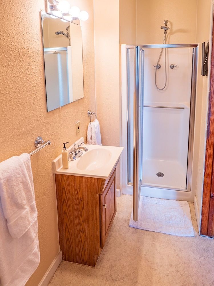 Magpie Inn Signature Room, 1 King Bed 3