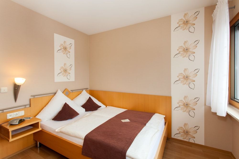 Deluxe Single Room, 1 Queen Bed, Non Smoking, City View