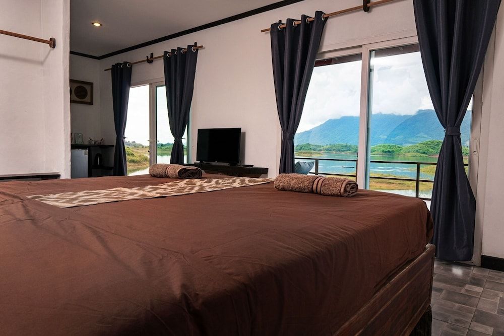 Green View Resort Deluxe Cabin 4