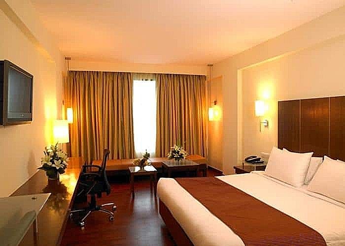 1 King Bed, Club City View, Non-Smoking