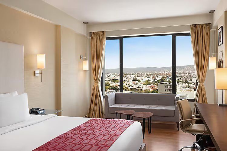 1 King Bed, Club City View, Non-Smoking