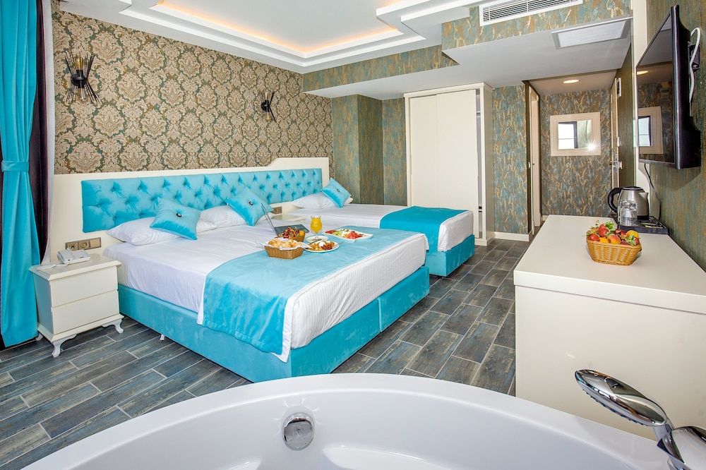 The Lea Hotel Deluxe Room 4