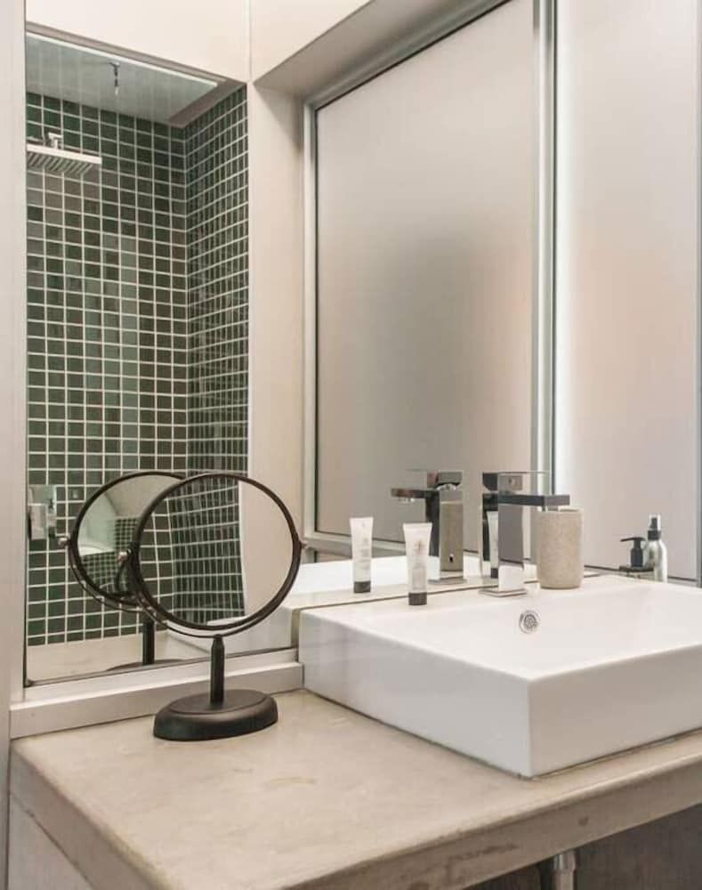 Houghton Place Double Room 16