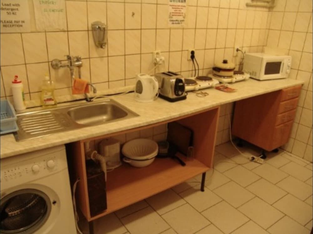 Abex Hostel Quadruple Room 6