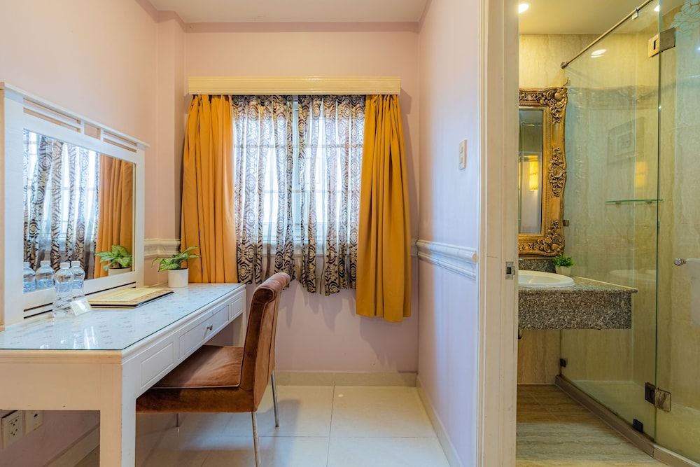 Fortune 1127 Central Hotel Deluxe Double Room, 1 Queen Bed, Non Smoking 10