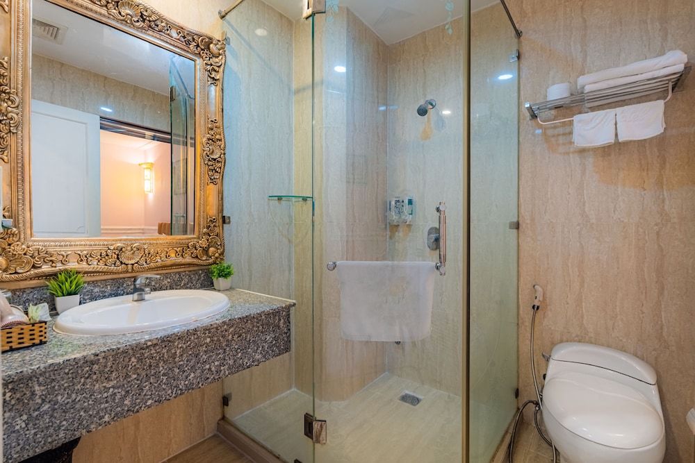 Fortune 1127 Central Hotel Deluxe Double Room, 1 Queen Bed, Non Smoking 11