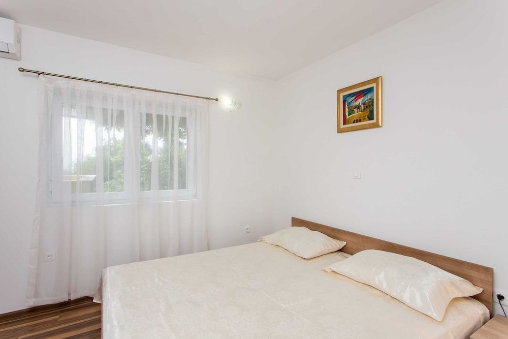 Apartment (One-Bedroom Apartment with Shared Ter)