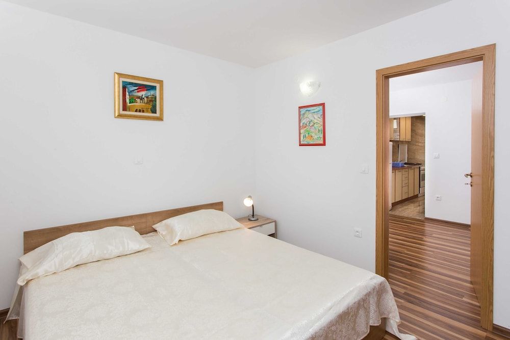 Apartment (One-Bedroom Apartment with Shared Ter)