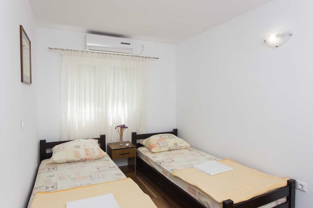 Apartment (Two-Bedroom Apartment with Shared Ter)