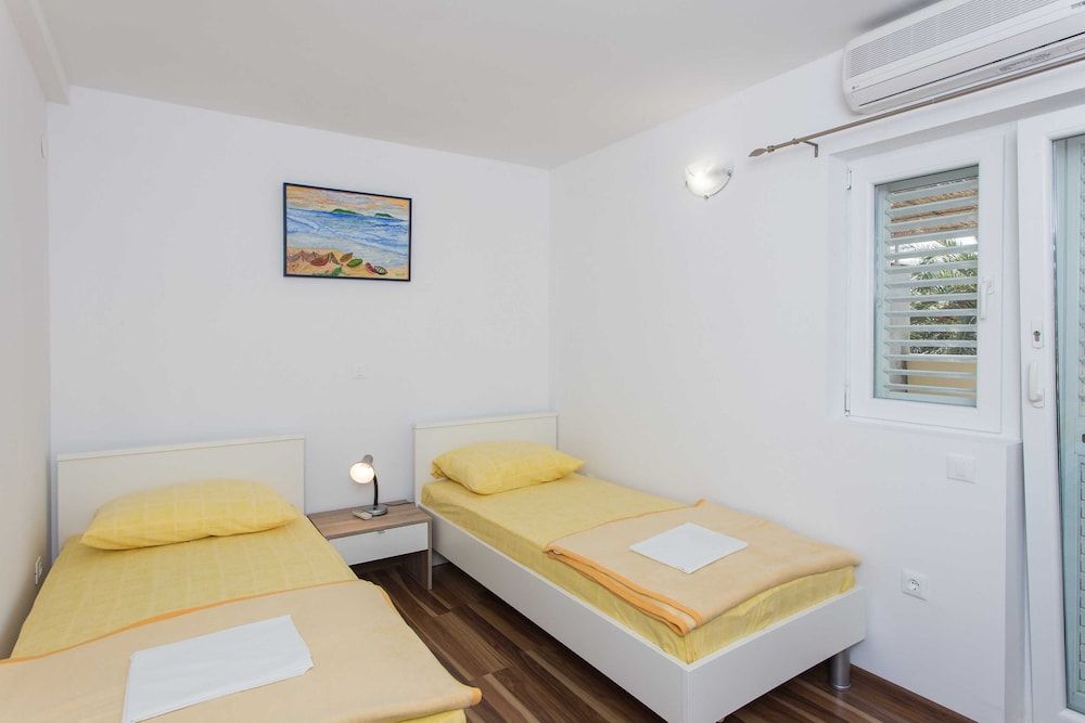 Apartment (Two-Bedroom Apartment with Shared Ter)
