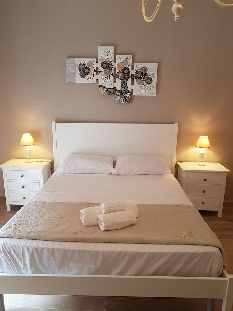 Royal House Double Room, Balcony, City View (Left side) 5