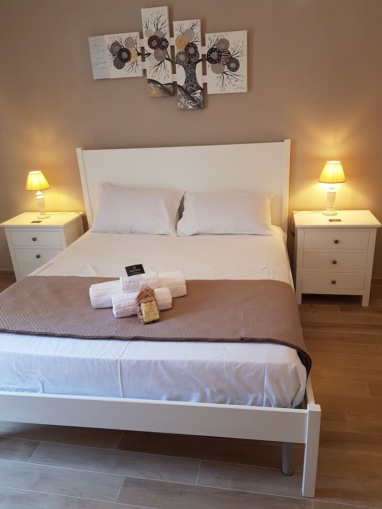 Royal House Double Room, Balcony, City View (Left side) 8