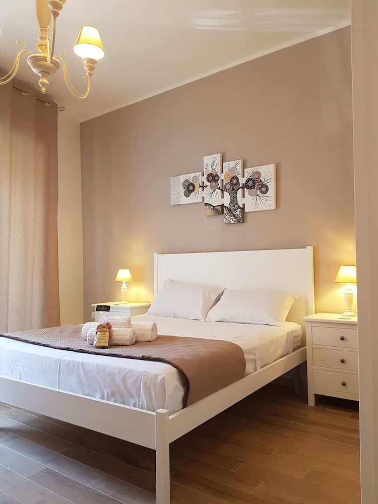 Royal House Double Room, Balcony, City View (Left side) 7