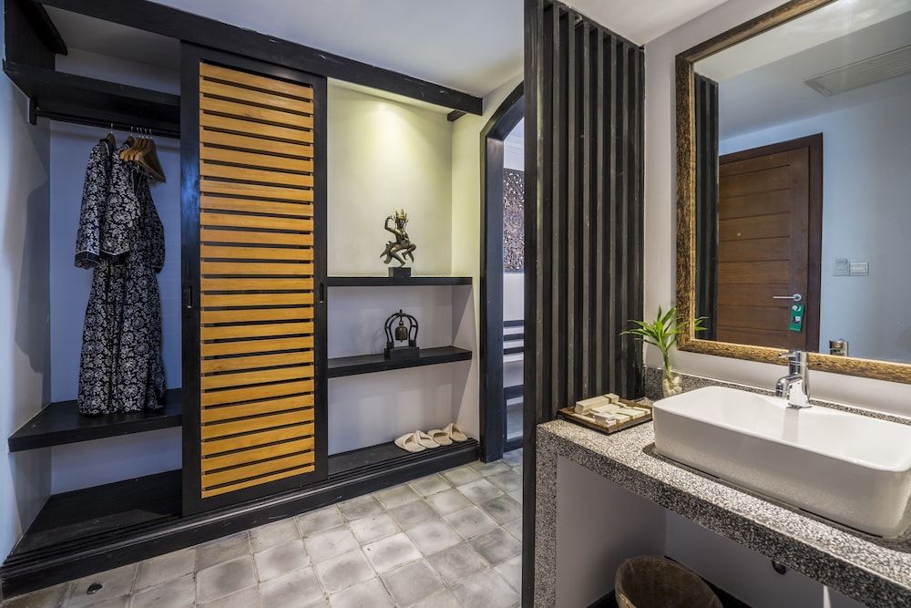 The Cyclo Residence Suite Deluxe King Suite with Private Balcony - Free Pick Up 4